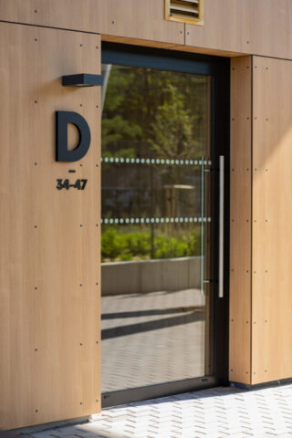 oznakowanie budynków, litery drewniane 3D, wayfinding dla deweloperów, identyfikacja wizualna biura, tabliczki informacyjne na zamówienie, producent reklam, oznakowanie apartamentów