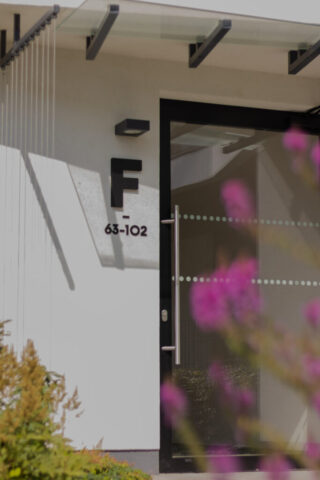 oznakowanie budynków, litery drewniane 3D, wayfinding dla deweloperów, identyfikacja wizualna biura, tabliczki informacyjne na zamówienie, producent reklam, oznakowanie apartamentów